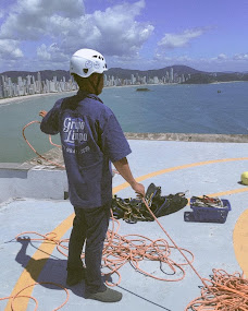 Preparação de trabalho em altura na cobertura com vista para Balneário Camboriú