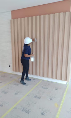 Limpeza pós-obra de painel de madeira com piso protegido