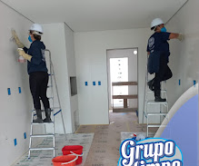 Equipe realizando limpeza pós-obra de paredes