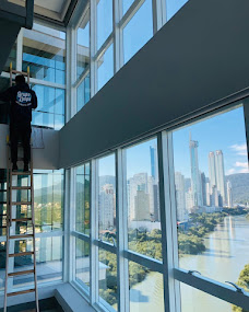 Limpeza de vidros altos em apartamento