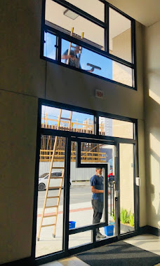 Limpeza de vidros de entrada com escada